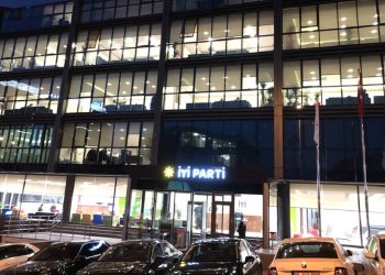 Ankara'da hareketli gece: İYİ Parti Genel Merkezi'ne afiş asıldı, ışıklar geç saatlere kadar yandı