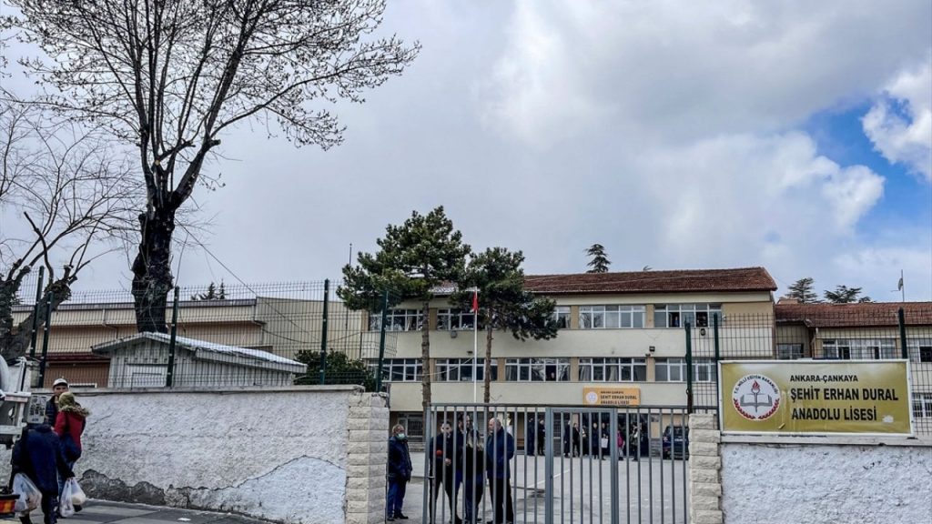 Ankara'da lisede bıçaklı saldırı: Bir öğrenci öldü, beş yaralı var