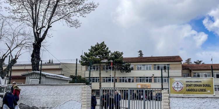 Ankara'da lisede bıçaklı saldırı: Bir öğrenci öldü, beş yaralı var