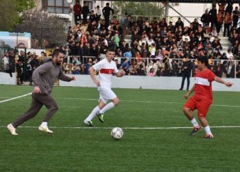 Arda Turan, depremzede çocuklar için sahaya çıktı