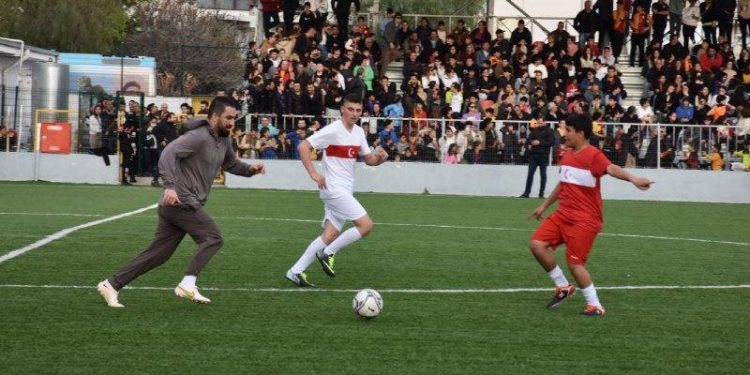 Arda Turan, depremzede çocuklar için sahaya çıktı