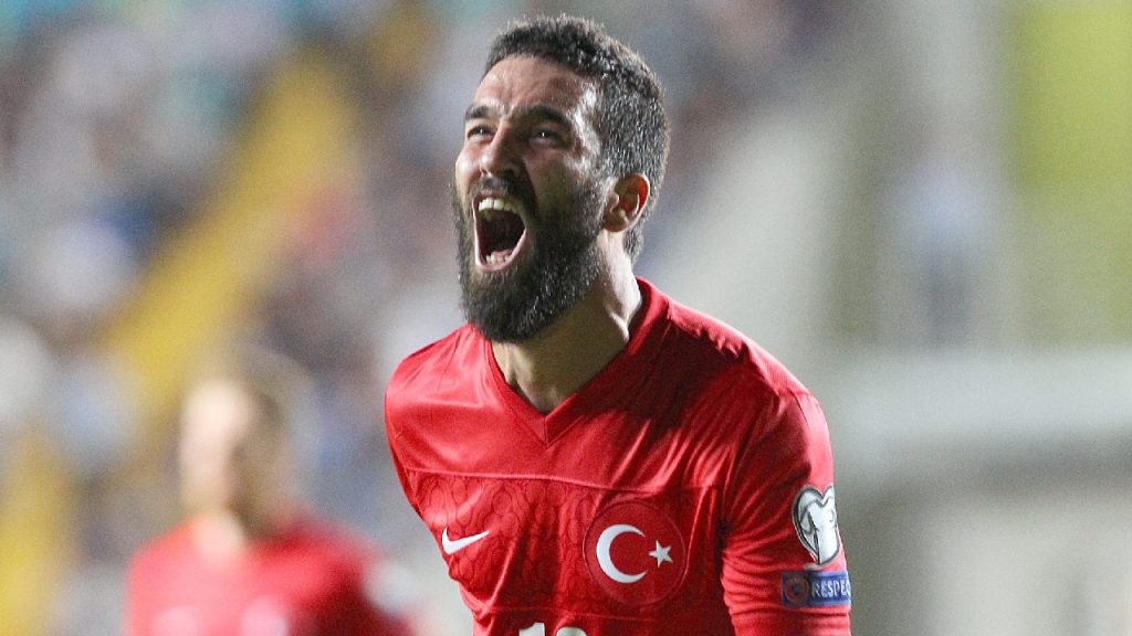 Arda Turan'a, Türkiye-Hırvatistan maçı öncesi ödül