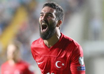 Arda Turan'a, Türkiye-Hırvatistan maçı öncesi ödül