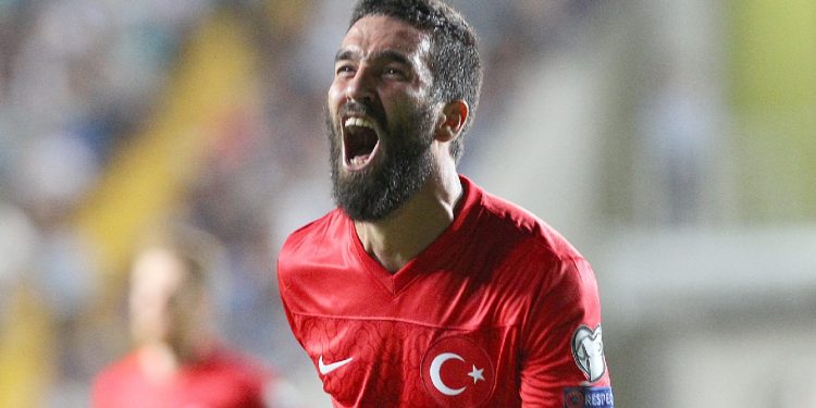 Arda Turan'a, Türkiye-Hırvatistan maçı öncesi ödül