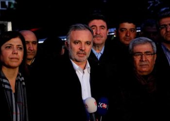 4 Kasım 2016’da gözaltına alınarak tutuklanan HDP’nin eski eş genel başkanı Selahattin Demirtaş dahil, Kobani davasında HDP’liler hakkındaki tutuklama ve tutukluluğa devam kararlarında, eski HDP’liler Ayhan Bilgen ve Altan Tan’ın ifadeleri gerekçe gösterilmiş.