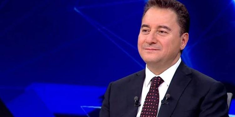 Demokrasi ve Atılım Partisi (DEVA) Genel Başkanı Ali Babacan, "Bazı illerde güçlerimizi birleştirebiliriz. Bu fikri CHP tarafından gündeme getirdi. 40 ilde işbirliği modelitelerini çalışalım dedi. Biz de tamam dedik. Çalışma devam ediyor. Daha da vakit var. Neredeyse 1 aya yakın süremiz var. Eğer kazan kazan işbirliği modelleri olursa niye yapmayalım? Duruşumuz çok net; en az 41 diyoruz. Bu zaten kanuni gerekliliktir. En az 41 ya da hiç. Yasal olarak böyle. Biz bazı illerde güçlerimizi birleştirerek toplamda daha fazla milletvekili sayısı çıkarabiliriz diyoruz." dedi.