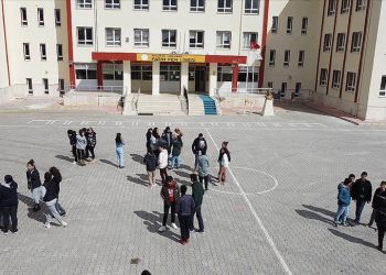 Milli Eğitim Bakanı Özer, deprem nedeniyle mağduriyet yaşayan öğrencilerin sağlıklı şekilde beslenme ihtiyaçlarının sağlanması amacıyla Adıyaman, Hatay, Kahramanmaraş ve Malatya'da okul kantin kira bedelinin alınmayacağını bildirdi.