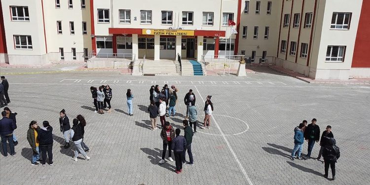 Milli Eğitim Bakanı Özer, deprem nedeniyle mağduriyet yaşayan öğrencilerin sağlıklı şekilde beslenme ihtiyaçlarının sağlanması amacıyla Adıyaman, Hatay, Kahramanmaraş ve Malatya'da okul kantin kira bedelinin alınmayacağını bildirdi.