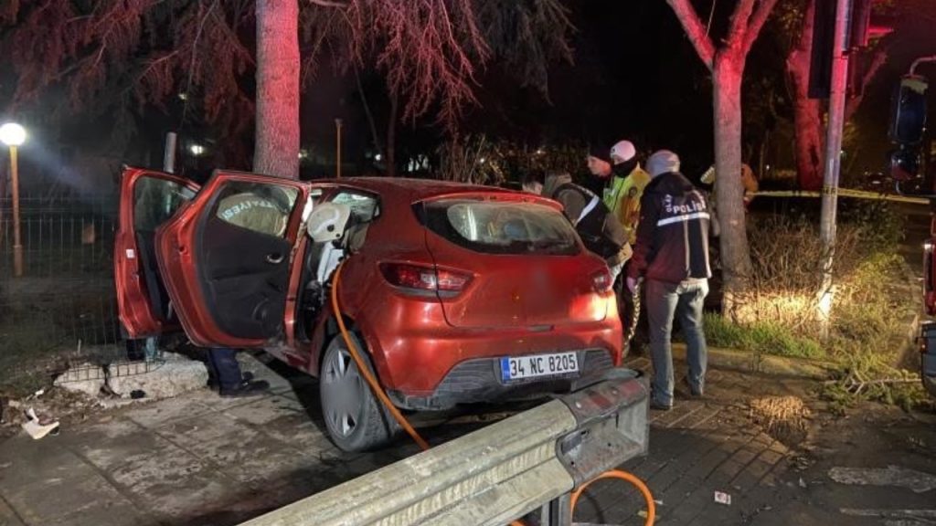 Bakırköy’de 17 yaşındaki sürücü önce refüje ardından ağaca çarptı: 1 ölü, 5 yaralı