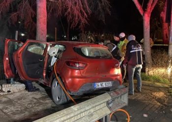 Bakırköy’de 17 yaşındaki sürücü önce refüje ardından ağaca çarptı: 1 ölü, 5 yaralı