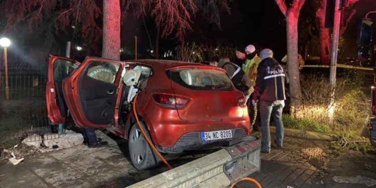 Bakırköy’de 17 yaşındaki sürücü önce refüje ardından ağaca çarptı: 1 ölü, 5 yaralı
