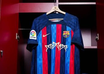 Barcelona'dan El Clasico'ya özel forma