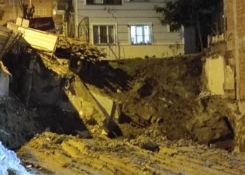 Bayrampaşa'da inşaatın istinat duvarı çöktü: Bir bina tedbir amaçlı boşaltıldı