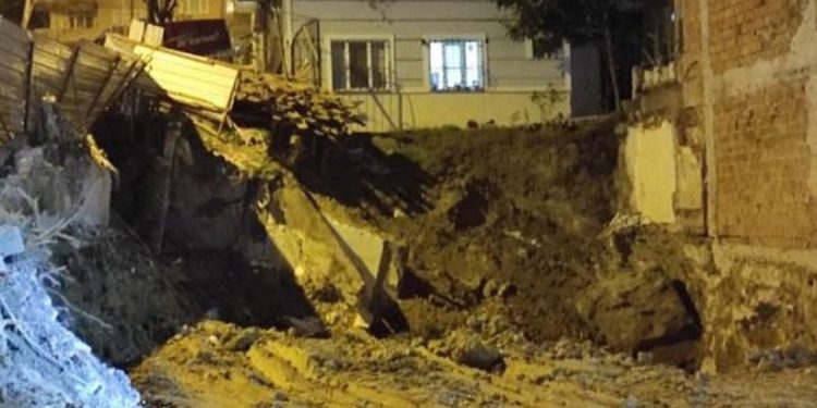 Bayrampaşa'da inşaatın istinat duvarı çöktü: Bir bina tedbir amaçlı boşaltıldı