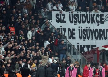 Beşiktaş tribünleri bir kez daha haykırdı: “Hükümet istifa!”