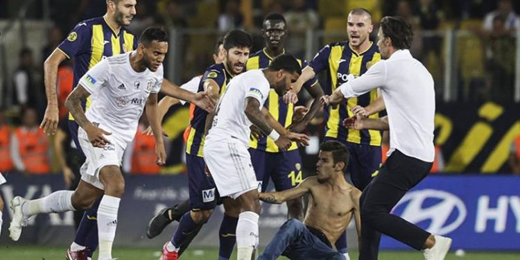 Beşiktaşlı futbolculara saldıran sanığa hapis cezası!