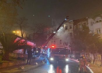 Beyoğlu’nda dört katlı binada yangın çıktı