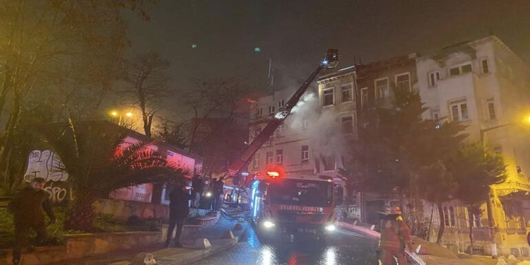 Beyoğlu’nda dört katlı binada yangın çıktı