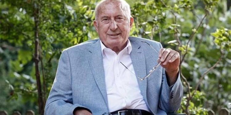 Birisi gelir parayı götürür, birisi gelir borçları siler