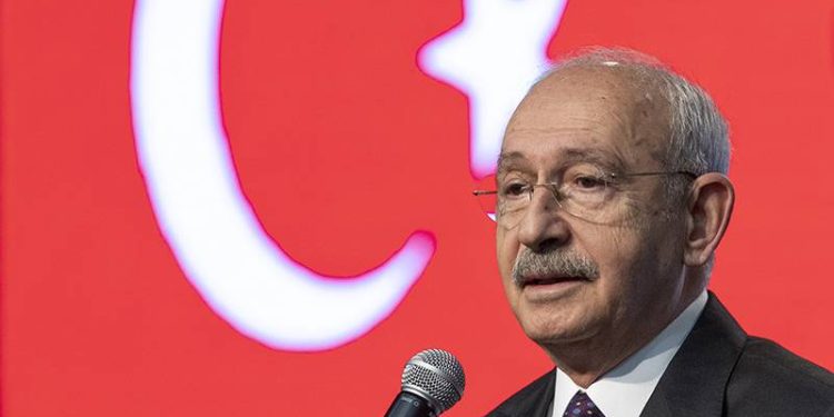Bloomberg’e konuşan konuyla bağlantılı kaynaklar, HDP’nin 14 Mayıs cumhurbaşkanlığı seçiminde Millet İttifakı’nın 13. Cumhurbaşkanı adayı Kemal Kılıçdaroğlu’na destek vermeye hazırlandığını söyledi.
