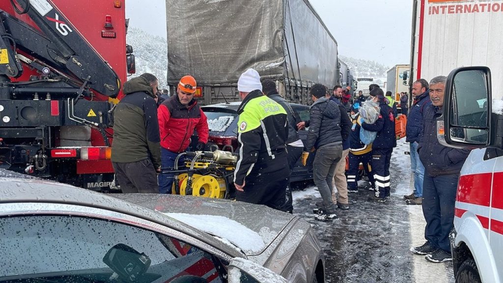 Bolu'da 58 aracın karıştığı zincirleme kaza: Ankara istikameti ulaşıma kapandı