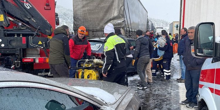 Bolu'da 58 aracın karıştığı zincirleme kaza: Ankara istikameti ulaşıma kapandı