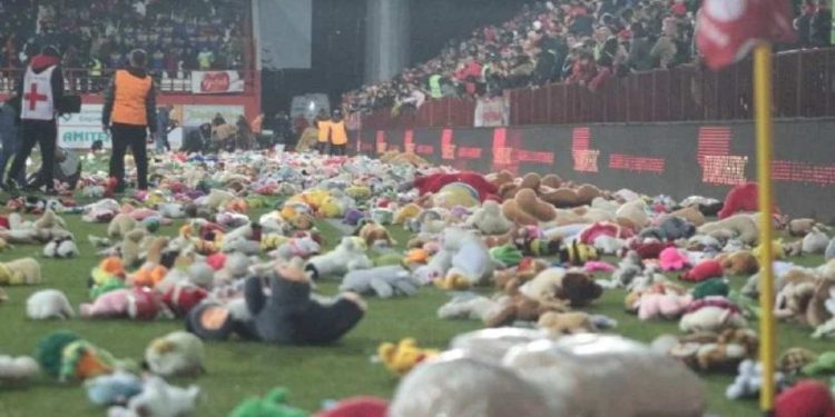 Bosna Hersek'ten Türkiye'ye destek: Maçta çocuklar için sahaya oyuncak yağdı