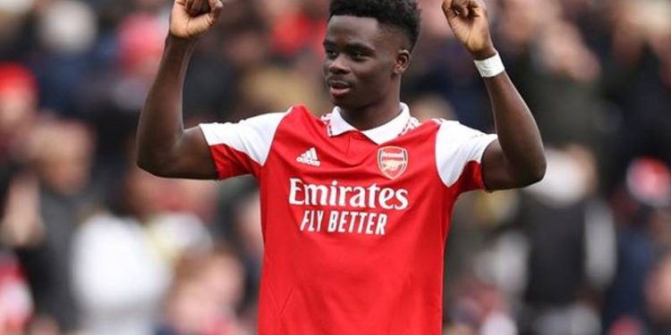 Bukayo Saka, Arsenal'le tarihe geçecek anlaşmaya imza atıyor