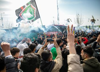 Bursa’da ırkçı saldırıya maruz kalan Amedspor ‘Hükümet istifa’ sloganları ile karşılandı