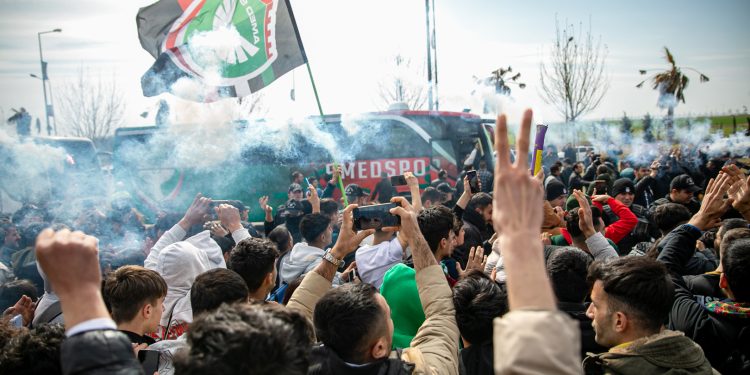 Bursa’da ırkçı saldırıya maruz kalan Amedspor ‘Hükümet istifa’ sloganları ile karşılandı