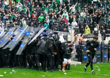 PFDK, Amedspor maçındaki ırkçı saldırı nedeniyle Bursaspor'a 9 maç seyircisiz oynama cezası verdi. Cezayı yetersiz bulan Amedspor, " Ödül verseydiniz daha iyiydi, o kadar ucuz mu futbolcularımızın hayatları?" diyerek tepki gösterdi.