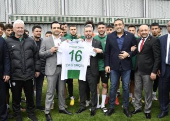 Bursaspor’dan Devlet Bahçeli’ye forma hediyesi