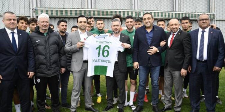 Bursaspor’dan Devlet Bahçeli’ye forma hediyesi