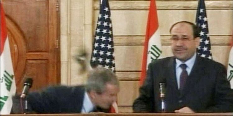 Bush'a ayakkabı fırlatan gazeteci konuştu: Pişman değilim