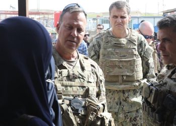 CENTCOM komutanı Rojava'daki kampları ziyaret etti: 'Gözaltındaki IŞİD ordusu çok büyük bir tehdit'