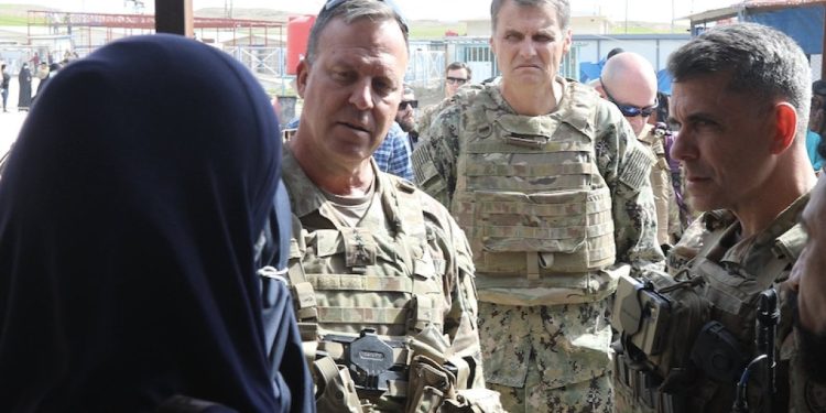 CENTCOM komutanı Rojava'daki kampları ziyaret etti: 'Gözaltındaki IŞİD ordusu çok büyük bir tehdit'