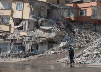 CHP Grup Başkanvekili Engin Altay, deprem öncesi ihmaller ve sonrasındaki ‘beceriksizliğin’ ölü sayısını çok daha artırdığını belirterek, “İlk gün Türk Silahlı Kuvvetleri, madenciler oraya yetiştirilebilseydi bugün ölmüş en az 10 bin kişi hayatta olacaktı” dedi.