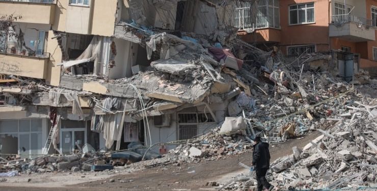 CHP Grup Başkanvekili Engin Altay, deprem öncesi ihmaller ve sonrasındaki ‘beceriksizliğin’ ölü sayısını çok daha artırdığını belirterek, “İlk gün Türk Silahlı Kuvvetleri, madenciler oraya yetiştirilebilseydi bugün ölmüş en az 10 bin kişi hayatta olacaktı” dedi.