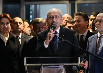 CHP’li Özgür Özel, Millet İttifakı'nın Cumhurbaşkanı adayı ve CHP Genel Başkanı Kemal Kılıçdaroğlu'na yönelik suikast iddialarına ilişkin olarak, “Kılıçdaroğlu’na yönelik suikast iddialarına gelince geliyor böyle duyumlar. Bize de geliyor, genel başkana da geliyor, herkes bunları konuşuyor.Şu an koruma sayımızda bir artış yok. Genel başkanımızın normal koruma ekibi korumaya devam ediyor. Cumhurbaşkanı adaylığı resmileştikten sonra bu konuda bir değişim olur mu bilmiyoruz" açıklamasını yaptı.