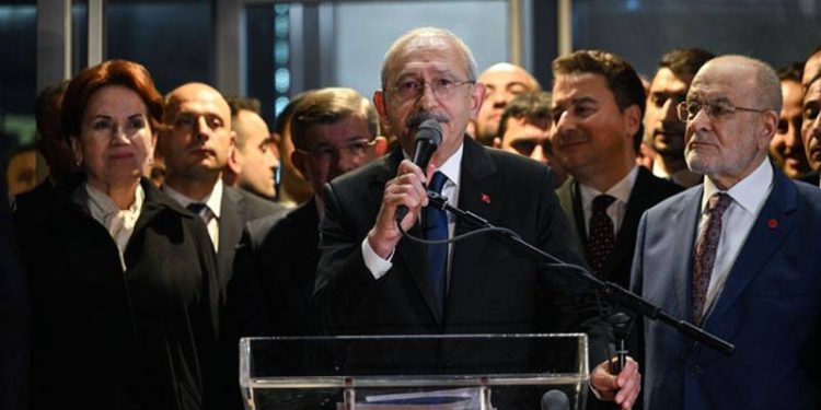 CHP’li Özgür Özel, Millet İttifakı'nın Cumhurbaşkanı adayı ve CHP Genel Başkanı Kemal Kılıçdaroğlu'na yönelik suikast iddialarına ilişkin olarak, “Kılıçdaroğlu’na yönelik suikast iddialarına gelince geliyor böyle duyumlar. Bize de geliyor, genel başkana da geliyor, herkes bunları konuşuyor.Şu an koruma sayımızda bir artış yok. Genel başkanımızın normal koruma ekibi korumaya devam ediyor. Cumhurbaşkanı adaylığı resmileştikten sonra bu konuda bir değişim olur mu bilmiyoruz" açıklamasını yaptı.