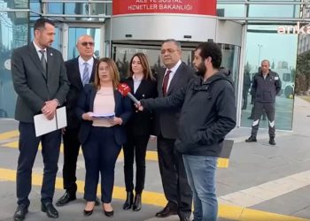 CHP'li vekiller Aile Bakanlığı önüne gitti: İhbar hattımıza 39 kayıp çocuk bilgisi geldi