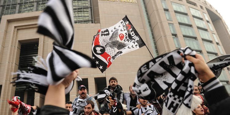 Çarşı’ya ‘terör’ davası açan savcı, ‘dolandırıcılık’ suçlamasıyla açığa alındı