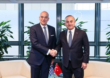 Çavuşoğlu, Dendias ile Brüksel'de buluştu; Türkiye'ye davet etti