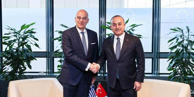 Çavuşoğlu, Dendias ile Brüksel'de buluştu; Türkiye'ye davet etti