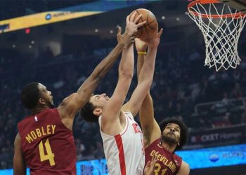 Cedi Osman'lı Cavaliers, Alperen'li Houston'ı mağlup etti ve play-off biletini cebine koydu