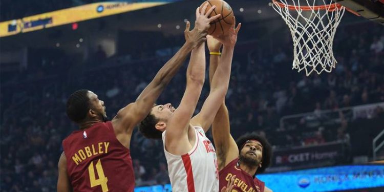 Cedi Osman'lı Cavaliers, Alperen'li Houston'ı mağlup etti ve play-off biletini cebine koydu