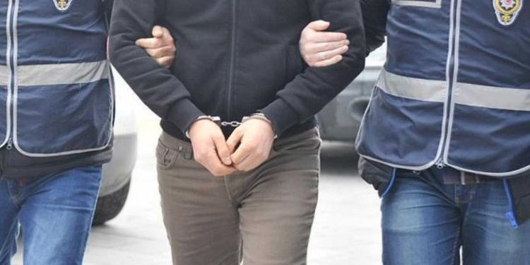 Cezaevlerindeki yakınlarına para gönderdikleri için gözaltına alındılar