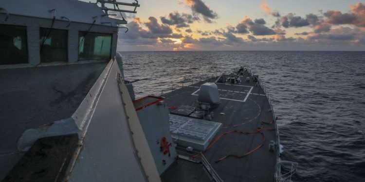 Çin, ABD'nin Pasifik'teki karasularını ihlâl ettiğini iddia etti