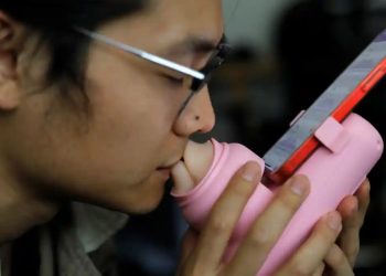 Çinli girişimci uzak mesafe ilişkileri için "öpüşme makinesi" geliştirdi