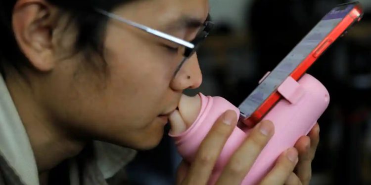 Çinli girişimci uzak mesafe ilişkileri için "öpüşme makinesi" geliştirdi